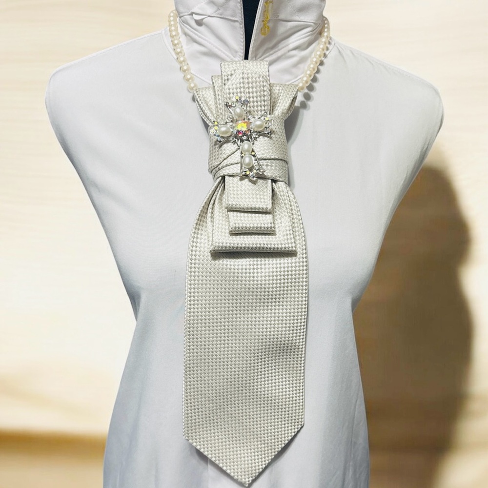 Pronto Uomo Silver Necktie Featuring Silver Diamond Cross Brooch